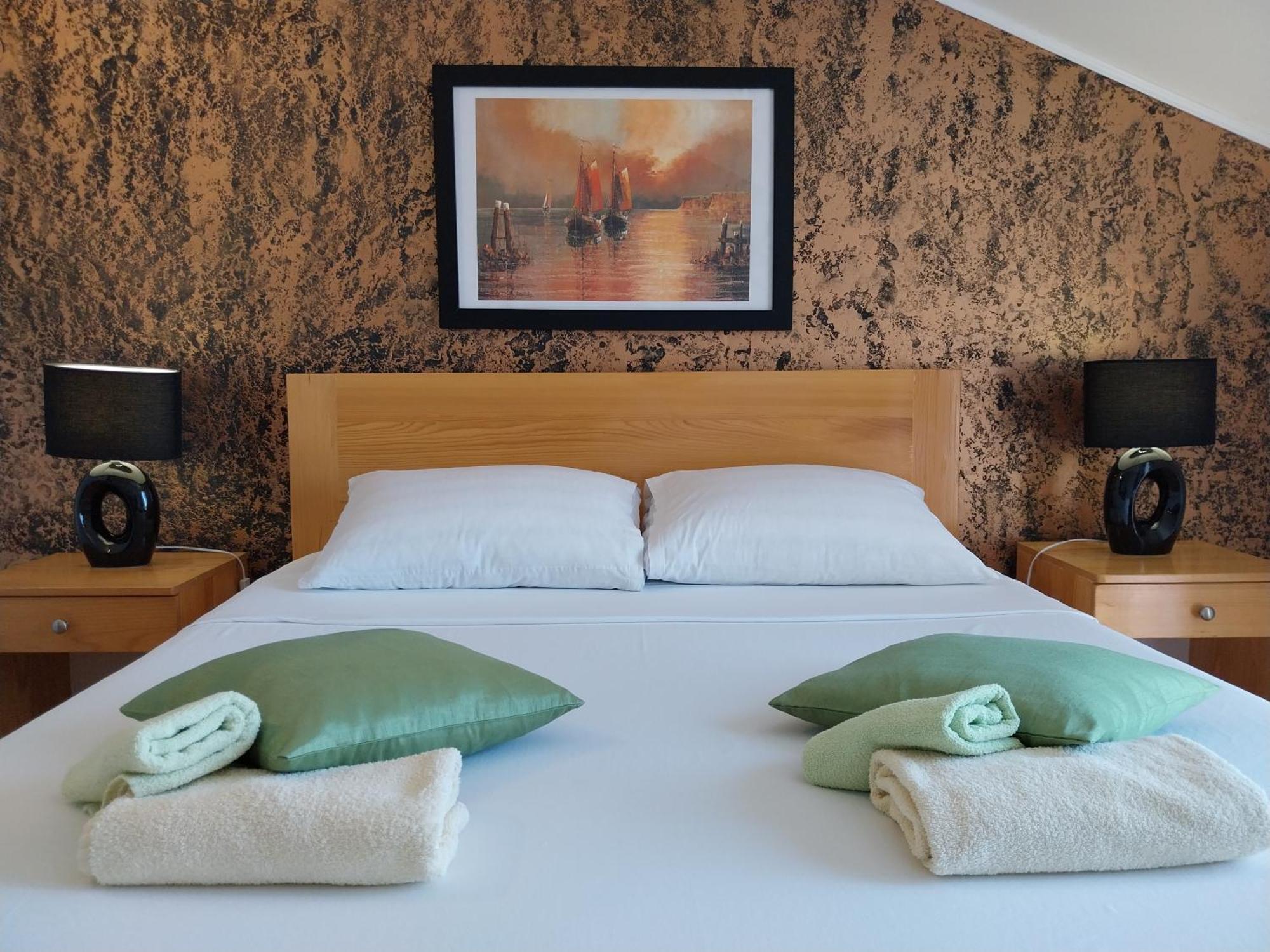 Hollywood Bed and breakfast 3*