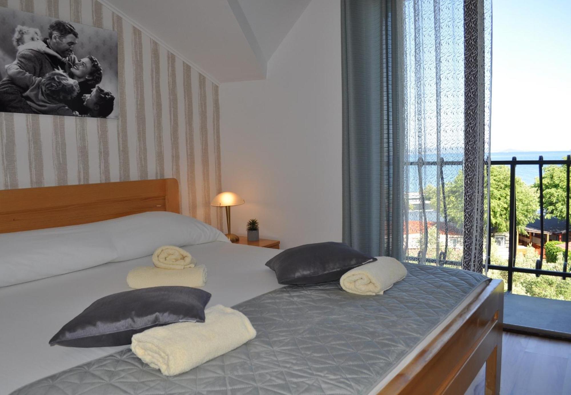 Hollywood Bed and breakfast 3*