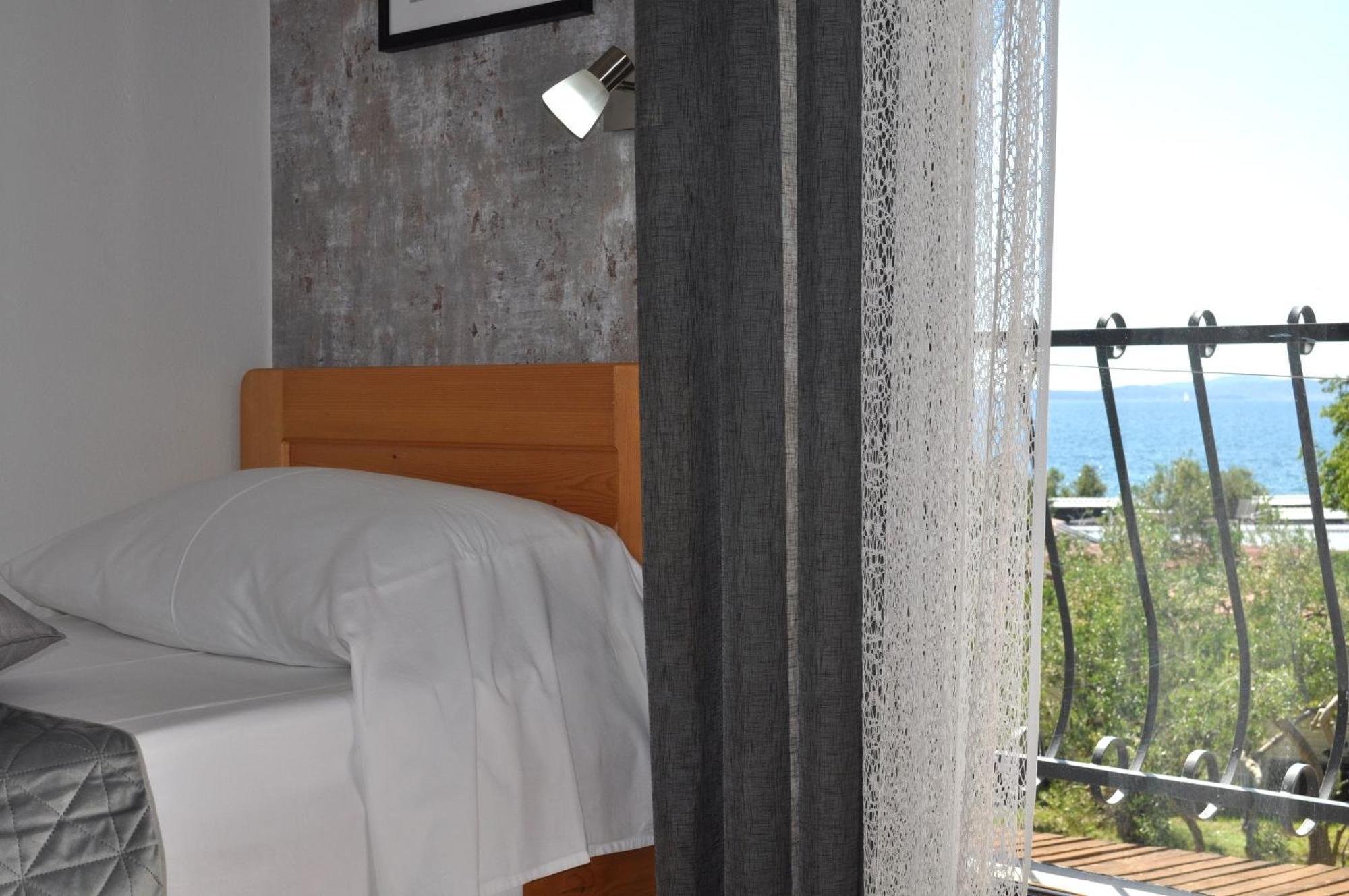Hollywood Bed and breakfast 3*